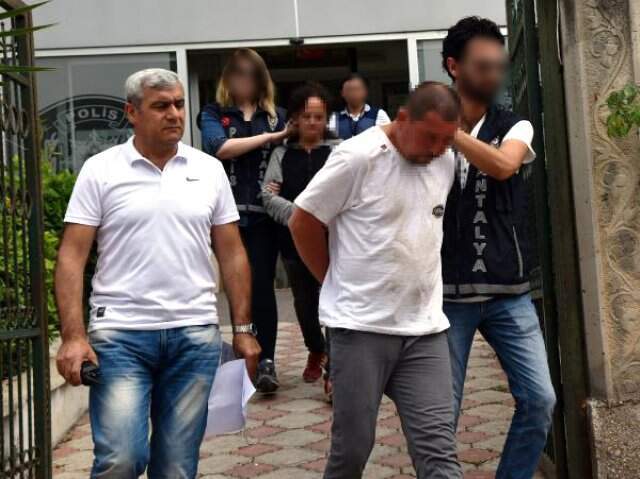 Gözü Dönmüş Cani, Başına Saksıyla Vurup Bıçakladığı Arkadaşının Cesedini Kanala Atmak İsterken Yakalandı Gözü Dönmüş Cani, Başına Saksıyla Vurup Bıçakladığı Arkadaşının Cesedini Kanala Atmak İsterken Yakalandı