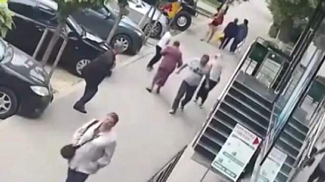 Kaldırımda Yürüyen Kadınlara Durup Dururken Yumruk Attı! Saldırı Anı Kamerada Kaldırımda Yürüyen Kadınlara Durup Dururken Yumruk Attı! Saldırı Anı Kamerada