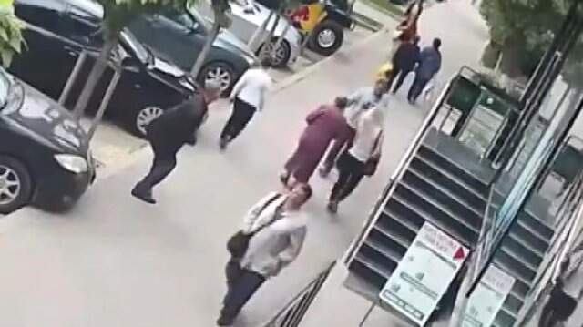 Kaldırımda Yürüyen Kadınlara Durup Dururken Yumruk Attı! Saldırı Anı Kamerada Kaldırımda Yürüyen Kadınlara Durup Dururken Yumruk Attı! Saldırı Anı Kamerada