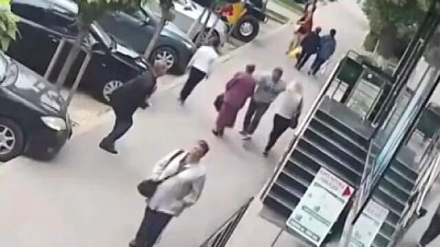 Kaldırımda Yürüyen Kadınlara Durup Dururken Yumruk Attı! Saldırı Anı Kamerada Kaldırımda Yürüyen Kadınlara Durup Dururken Yumruk Attı! Saldırı Anı Kamerada