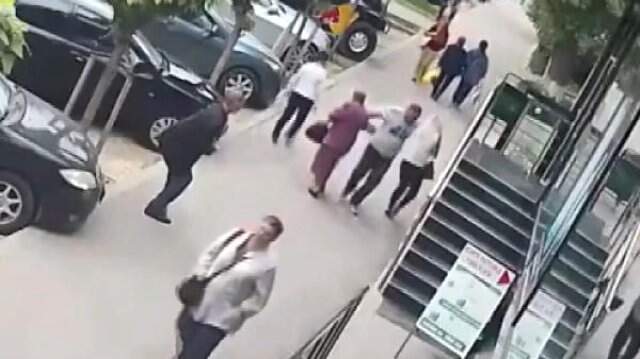 Kaldırımda Yürüyen Kadınlara Durup Dururken Yumruk Attı! Saldırı Anı Kamerada Kaldırımda Yürüyen Kadınlara Durup Dururken Yumruk Attı! Saldırı Anı Kamerada