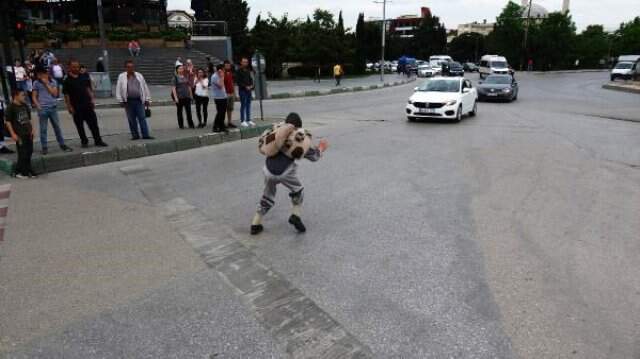 Kaplumbağa Kostümü Giyen Adam, Araçların Önüne Atlayarak Kurallara Dikkat Çekti