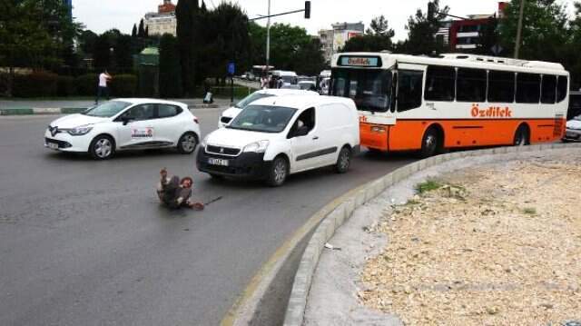 Kaplumbağa Kostümü Giyen Adam, Araçların Önüne Atlayarak Kurallara Dikkat Çekti