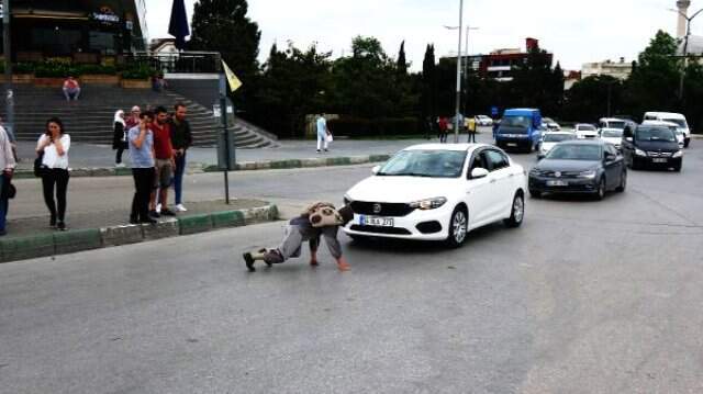 Kaplumbağa Kostümü Giyen Adam, Araçların Önüne Atlayarak Kurallara Dikkat Çekti