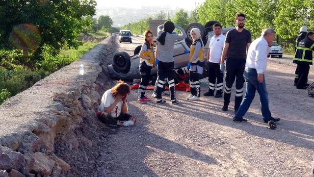 Kazada Yaralanan Kadın, Ölen Eşinin Cansız Bedeninin Yanında Çaresizce Ağladı
