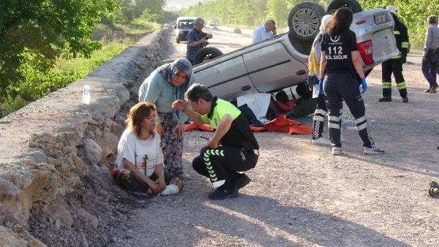 Kazada Yaralanan Kadın, Ölen Eşinin Cansız Bedeninin Yanında Çaresizce Ağladı