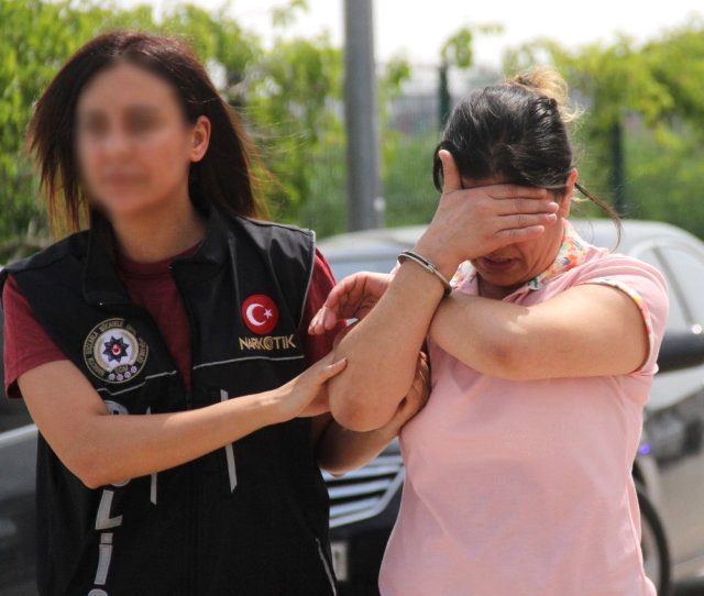 Torbacılık Suçundan Tutuklanan Kadın, Gözyaşlarına Boğuldu