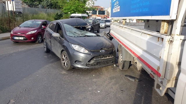 Hurdaya Dönen Araçtan Sağ Çıkarıldı