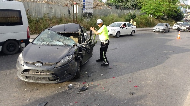 Hurdaya Dönen Araçtan Sağ Çıkarıldı