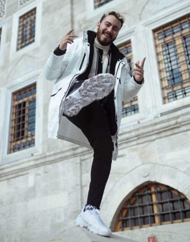 Tulu Bacı ile Evlenen Enes Batur Kimdir?