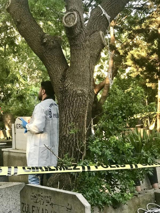 Cenaze Defnetmeye Gelen Aile, Mezarlıkta Ağaca Asılı Ceset Buldu