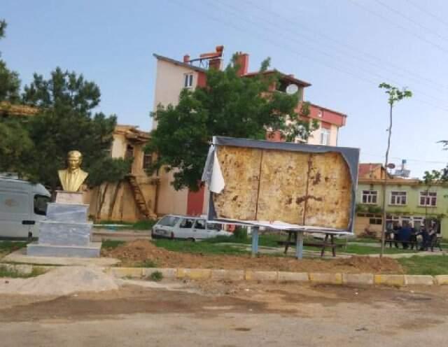 Belediye Başkanı, Teşekkür Afişinin Yırtılması Nedeniyle Çıkan Tartışmada Öldürülmüş