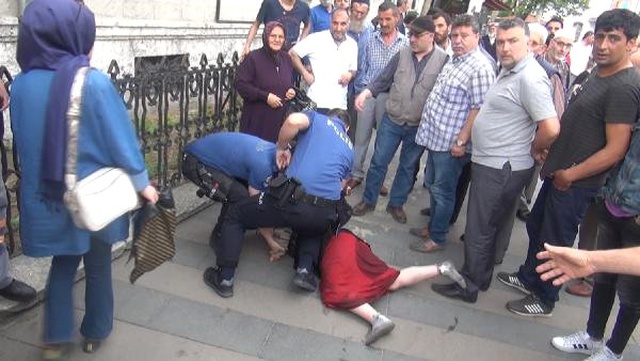 Cemaate Saldıran Kadın Dilenci, Olay Yerine Gelen Polisin Silahını Almaya Çalıştı