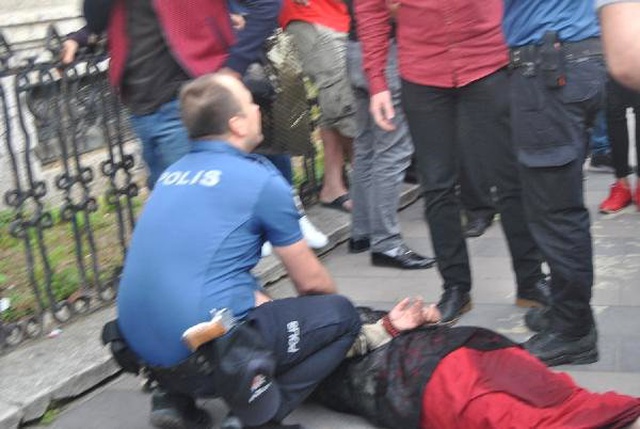 Cemaate Saldıran Kadın Dilenci, Olay Yerine Gelen Polisin Silahını Almaya Çalıştı