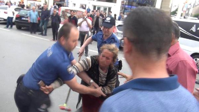 Cemaate Saldıran Kadın Dilenci, Olay Yerine Gelen Polisin Silahını Almaya Çalıştı