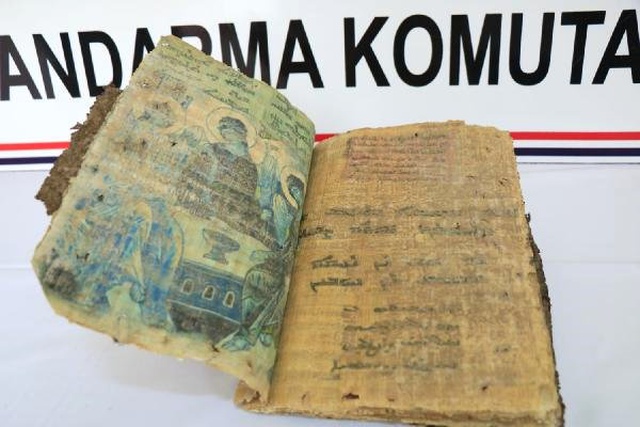 Diyarbakır'da 1400 Yıllık Dini motifli Kitap Ele Geçirildi