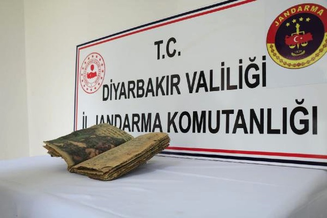 Diyarbakır'da 1400 Yıllık Dini motifli Kitap Ele Geçirildi