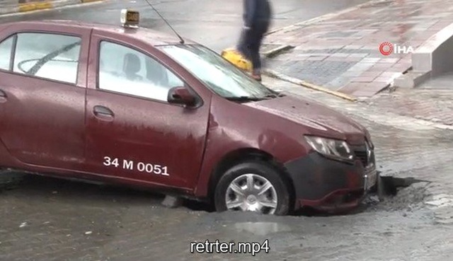  <a class='keyword-sd' href='/istanbul/' title='İstanbul'>İstanbul</a>'da Korkutan Görüntü! Taksi, Yol Çökmesi Nedeniyle Oluşan Çukura Düştü