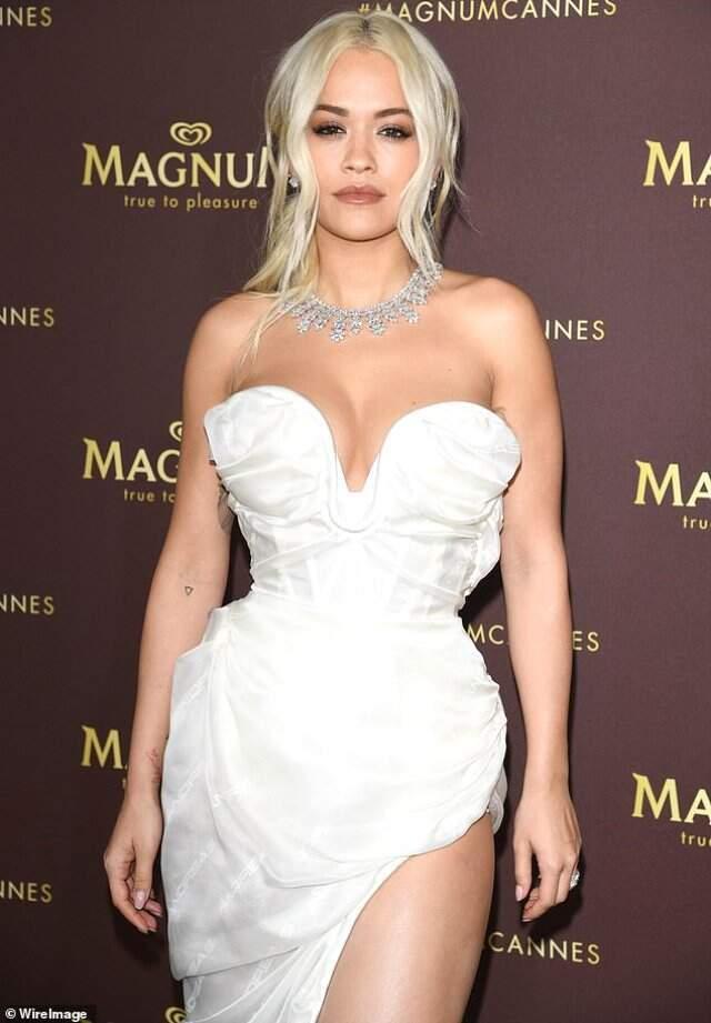 Güzel Şarkıcı Rita Ora'nın 24 Milyon TL Değerindeki Mücevherleri Uçakta Unutuldu!