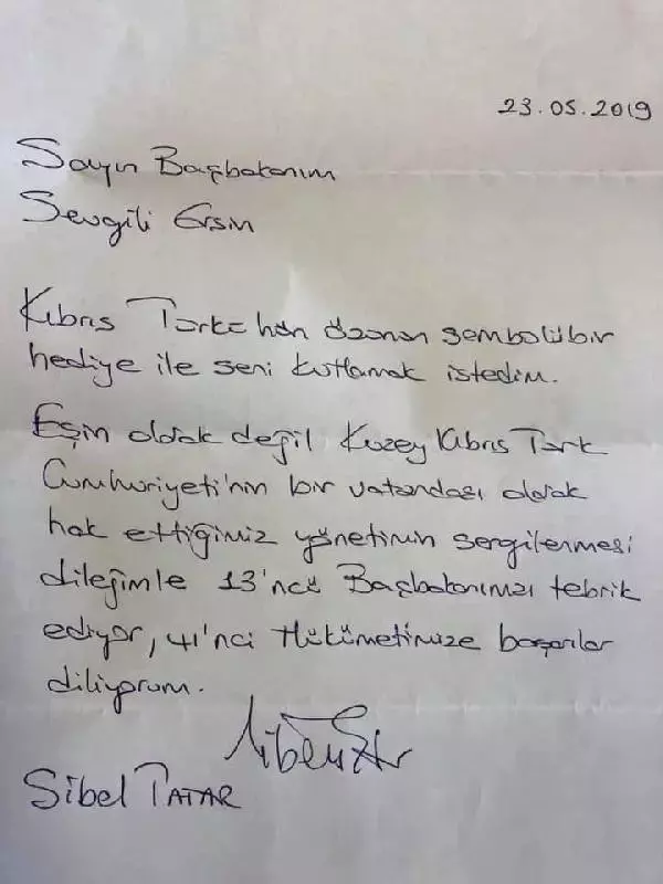 KKTC Başbakanı'nın Eşi, Özel Mektupla Beraber Başbakana Sandalye Hediye Etti