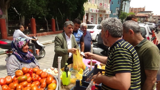 <a class='keyword-sd' href='/zabita/' title='Zabıta'>Zabıta</a> Ekipleri Tarafından Yeri Değiştirilen Seyyar Satıcının Domateslerini Belediye Başkanı Sattı