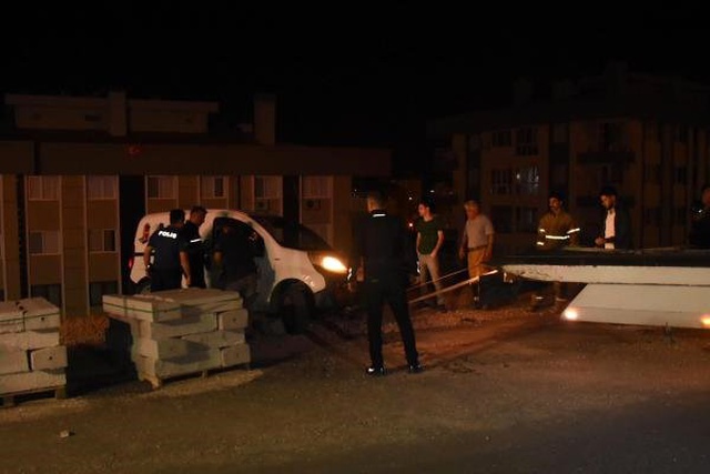 15 Metrede Asılı Kalan Aracın Sürücüsü Bir Türlü Uyandırılamadı