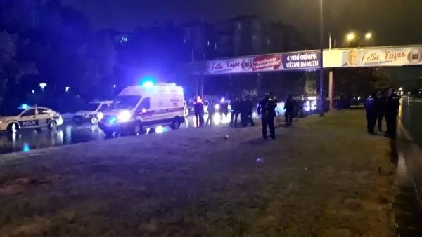 Bıçaklı Saldırgan, Dizinden Vurularak Etkisiz Hale Getirildi