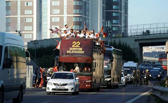 Galatasaray Kafilesi Üstü Açık Otobüsle Stada Geldi Galatasaray Kafilesi Üstü Açık Otobüsle Stada Geldi