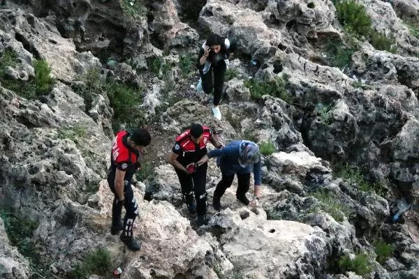 Falezlere Çıkan Lise Öğrencisi, Polis Ekiplerinin Çabasıyla İntihardan Vazgeçti