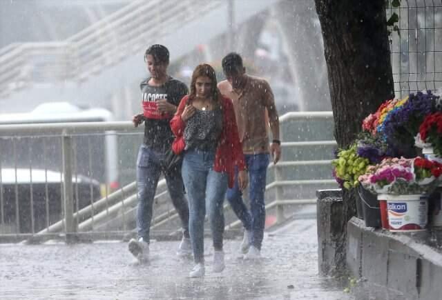 İstanbul'u Etkisi Altına Alan Sağanak Yağışlar Ne Kadar Sürecek? Meteoroloji Saat Verdi!