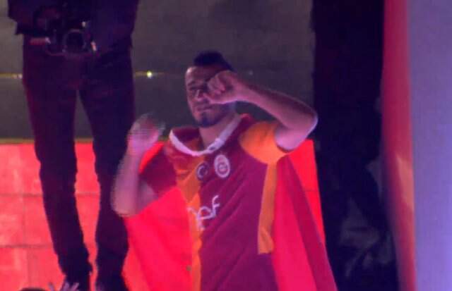 Younes Belhanda, Sahneye 