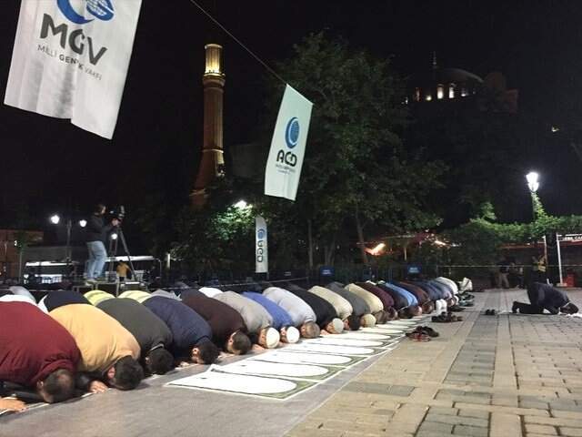 Ayasofya Önünde Toplanan Kalabalık, 