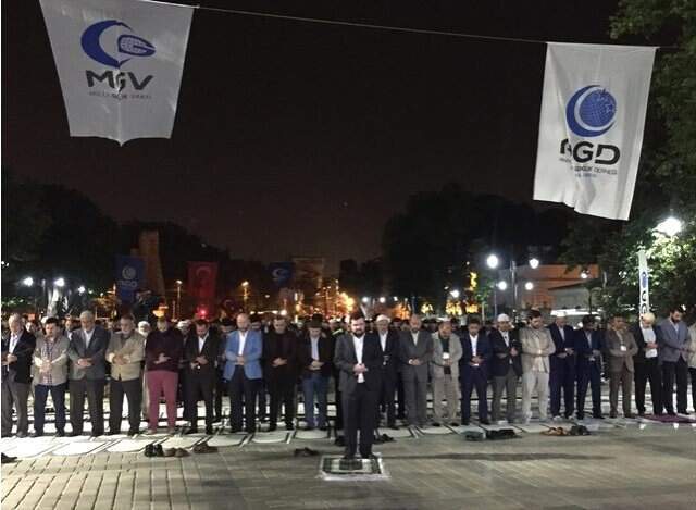 Ayasofya Önünde Toplanan Kalabalık, 