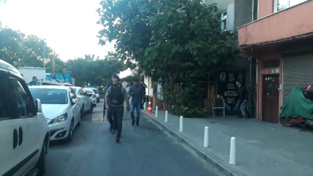 İstanbul'da İftar Saatinde Kafeye Kurşun Yağdırıp Kaçtı!