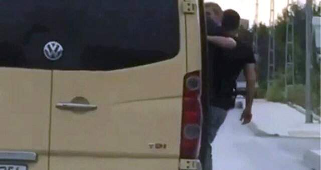 Trafikte Hayatı Hiçe Sayan Görüntüler Yürekleri Ağıza Getirdi Yolcuların Kapıdan Sarktığı Tehlikeli Yolculuk Kamerada!