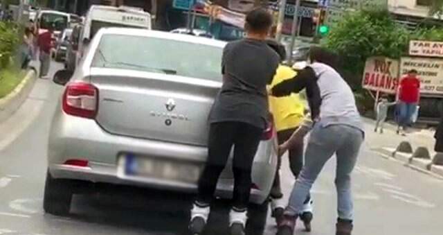 Trafikte Hayatı Hiçe Sayan Görüntüler Yürekleri Ağıza Getirdi Yolcuların Kapıdan Sarktığı Tehlikeli Yolculuk Kamerada!