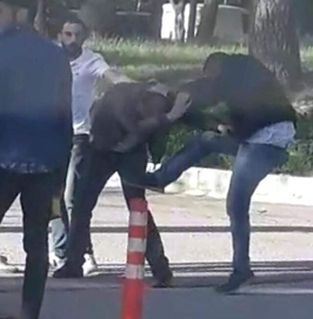 Üniversite kampüsünde Genç Kızın Fotoğrafını Çeken Adamı Dövdüler Üniversite Kampüsünde, Genç Kızın Fotoğrafını Çeken Adamı Tekme <a class='keyword-sd' href='/tokat/' title='Tokat'>Tokat</a> Dövdüler