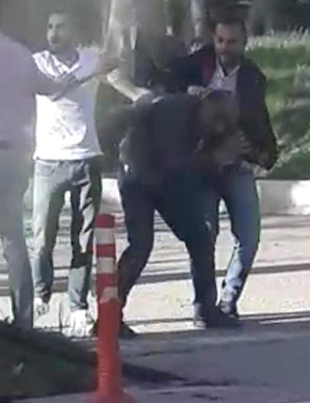Üniversite kampüsünde Genç Kızın Fotoğrafını Çeken Adamı Dövdüler Üniversite Kampüsünde, Genç Kızın Fotoğrafını Çeken Adamı Tekme Tokat Dövdüler