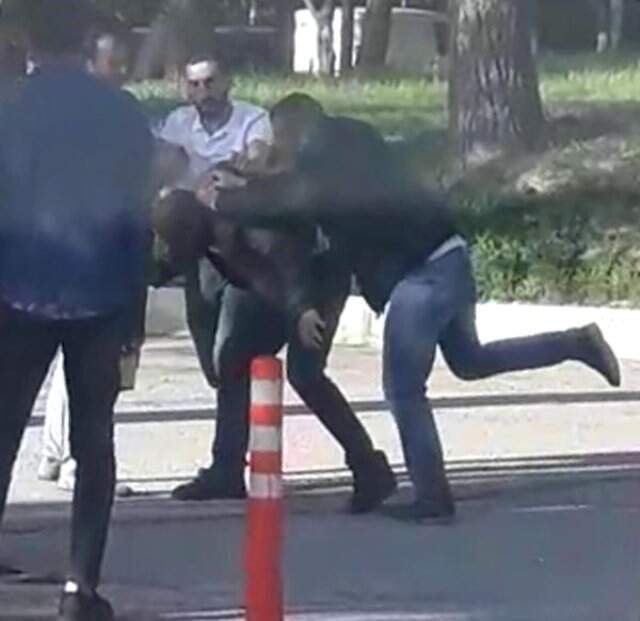 Üniversite kampüsünde Genç Kızın Fotoğrafını Çeken Adamı Dövdüler Üniversite Kampüsünde, Genç Kızın Fotoğrafını Çeken Adamı Tekme Tokat Dövdüler