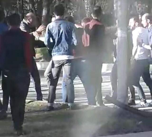 Üniversite kampüsünde Genç Kızın Fotoğrafını Çeken Adamı Dövdüler Üniversite Kampüsünde, Genç Kızın Fotoğrafını Çeken Adamı Tekme Tokat Dövdüler