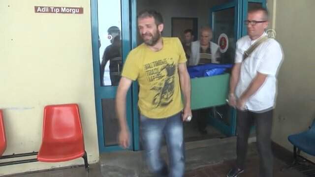 Bir Babanın En Ağır Yükü! Oğlunun Cansız Bedenini Güçlükle Taşıyabildi Bir Babanın Yıkıldığı An! Oğlundan Kalan Fotoğraflarla Kendini Avuttu