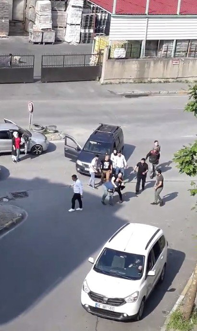 Kemerle Saldıran Sürücünün Yediği Yumrukla Nakavt Olduğu An Kamerada!
