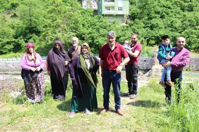 Sürmene'de İlkel Yöntemlerle Yapılan Köprüden Geçen Vatandaşlar Korku Dolu Anlar Yaşıyor