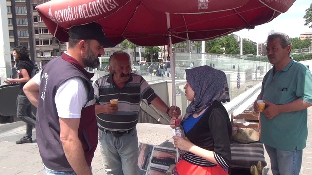 Taksim'de Kadın Turistin Zor Anları! Olduğu Yere Yığılıp Kaldı