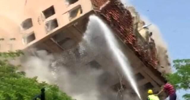 Bahçelievler'de,11 katlı binanın yıkılma anı saniye saniye kamerada! Bahçelievler'de,11 katlı binanın yıkılma anı saniye saniye kamerada!