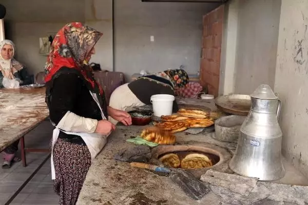 Borç parayla kurduğu tandırda günde 500 ekmek üretip tanesini 1 liradan satıyor