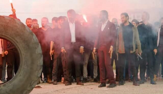 Çukur'un sezon finalinde çok eleştirilen tekerlekli sahneye esprili gönderme