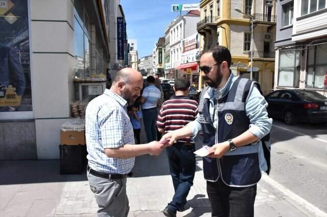 Emniyet sokakta vatandaşlara dağıttı! Dolandırıcı uyarısı dikkat çekti