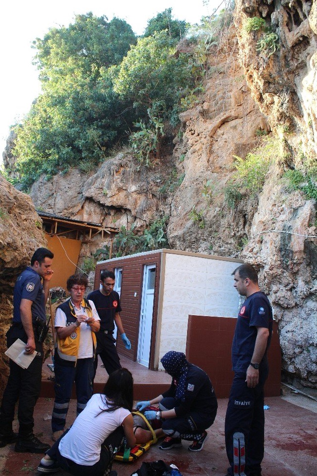 Falezlerden Atlayan Genç Kız, Sedye İle Elden Ele Ambulansa Taşındı