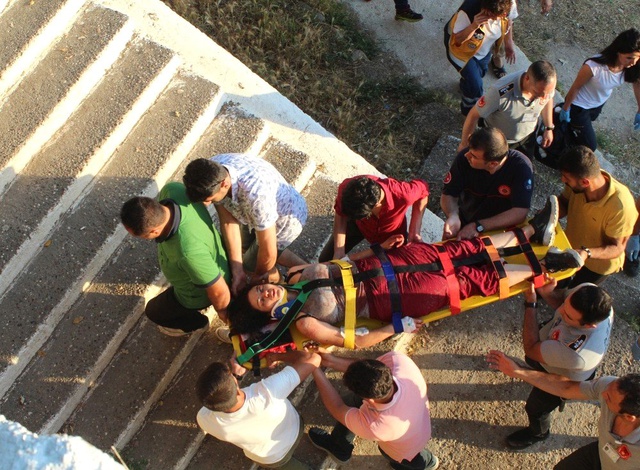 Falezlerden Atlayan Genç Kız, Sedye İle Elden Ele Ambulansa Taşındı
